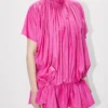 Übergroßes Plisseekleid aus Seidenfloss