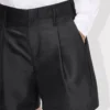 Maßgeschneiderte Shorts aus Schurwolle und Seide