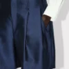 Maßgeschneiderte Shorts aus Schurwolle und Seide