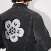 Truckerjacke mit „Boke Flower“-Stickerei aus japanischem Denim